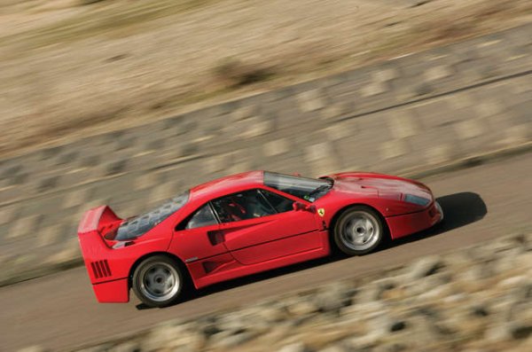 Не е лош подарък за 40-ия рожден ден, нали? F40 е проектиран и произведен точно с таи цел. Да отпразнува 40-те години в бизнеса на Ferrari, а също така е последният автомобил, ръководен от Ензо Ферари преди смъртта му през 1988 година.
Красавецът беше замислен като състезателна кола за пътя и от началото до края процесът на разработка отне абсурдно кратките 13 месеца. 

Голяма част от това време беше прекарано в аеродинамичния тунел, но ползите си заслужаваха, защото F40 стана първият сериен автомобил, който премина през бариерата от 320 километра в час.

2,9-литровият V8 с две турбини произвежда 478 к.с., което е нещо уникалноа за кола, която тежи само 1100 кг. Неговото ускорение се усеща като удар отзад от нещо много голямо, движещо се много, ама много бързо. Космически кораб, например.